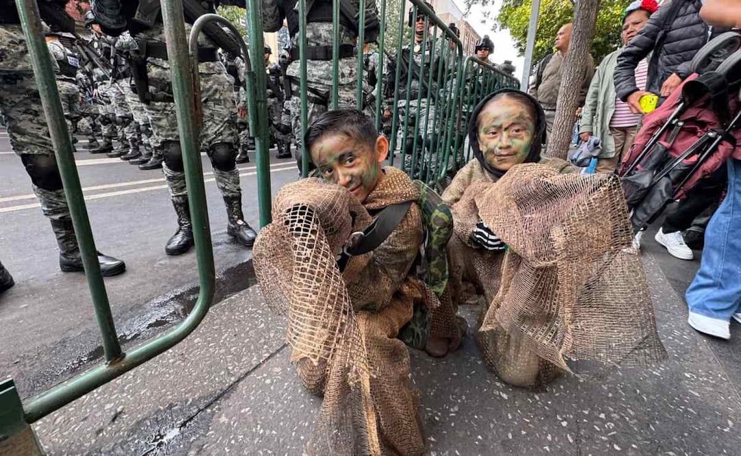 Osiris Mayte y Víctor Hugo llegaron desde la alcaldía Álvaro Obregón para presenciar el Desfile Cívico-Militar el 16 de septiembre de 2026. Foto: Salvador Corona/ EL UNIVERSAL