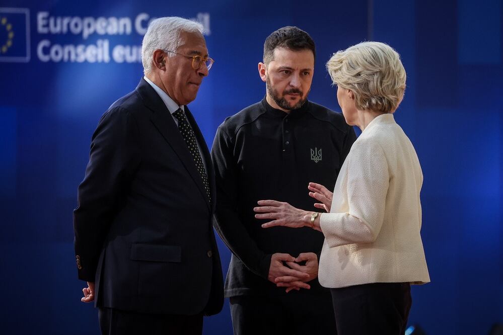 El presidente de Consejo Europeo, Antonio Costa; el presidente ucraniano, Volodimir Zelensky, y la presidenta de la Comisión Europea, Ursula von der Leyen, a su llegada a la cumbre especial europea que se realiza en Bruselas. FOTO: EFE
