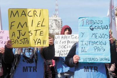 Miles marchan contra Macri en Argentina