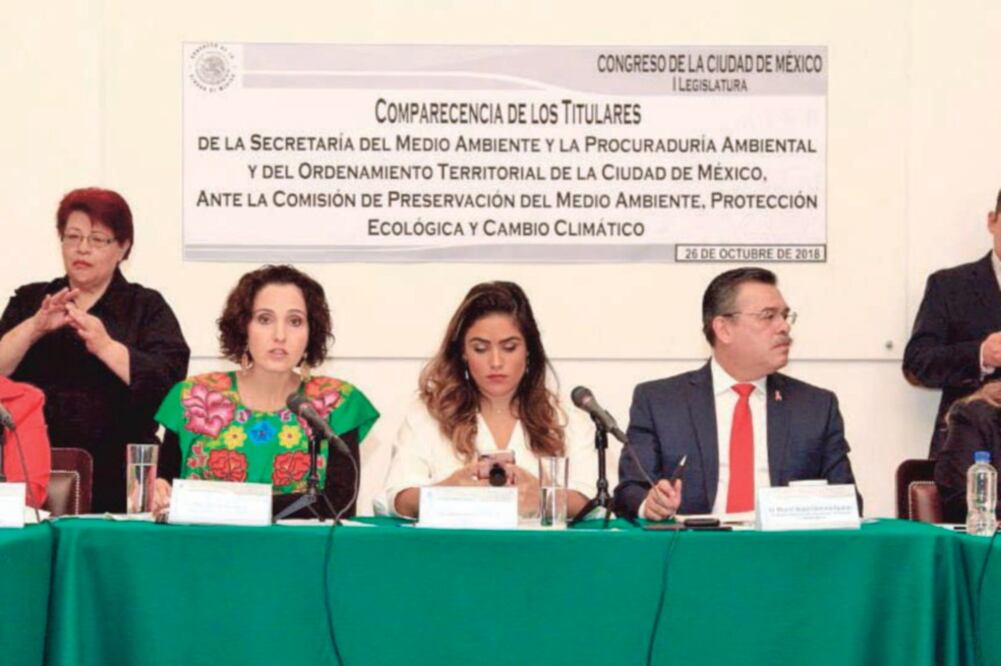 Miguel Ángel Cancino y Tanya Müller (izquierda) comparecieron ayer ante la Comisión de Preservación del Medio Ambiente del Congreso de la CDMX. (CORTESÍA)