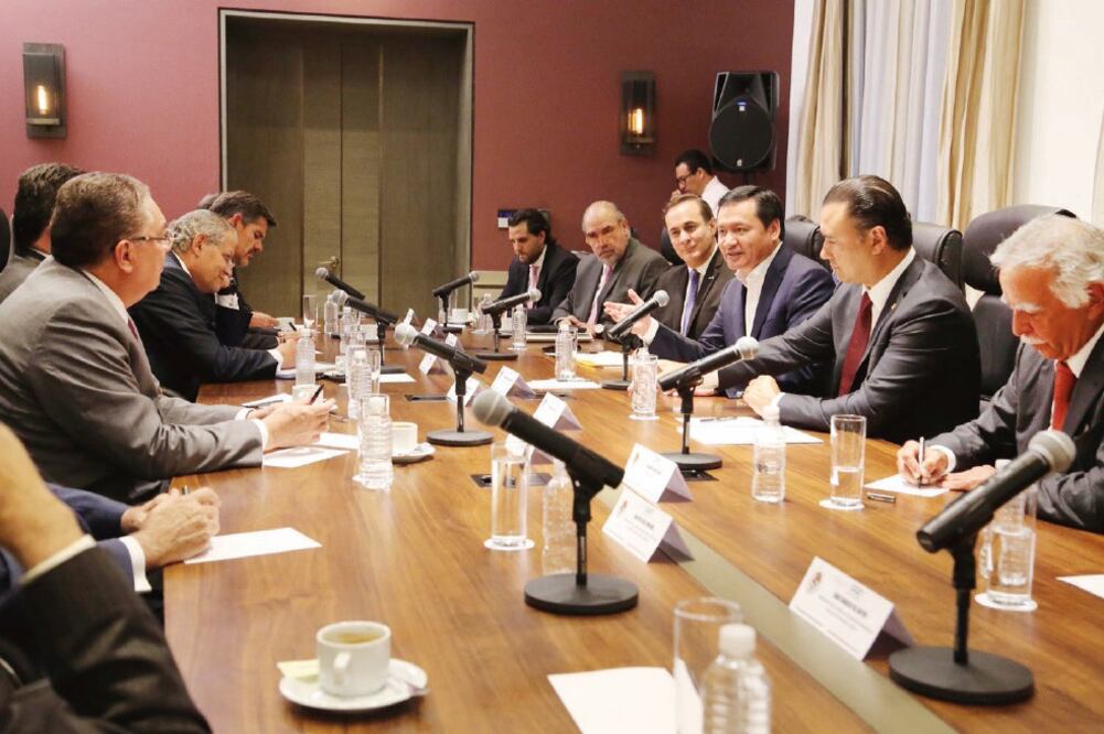 El secretario de Gobernación, Miguel Ángel Osorio Chong, se reunió con empresarios, quienes le expresaron sus inquietudes y demandas ante los bloqueos por parte de integrantes de la CNTE (ESPECIAL)