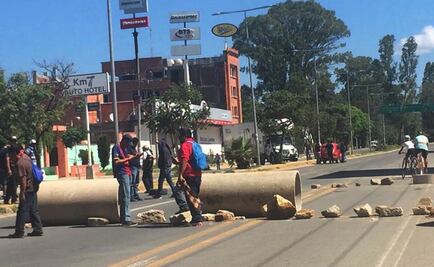 Encapuchados instalan barricadas en crucero de Oaxaca