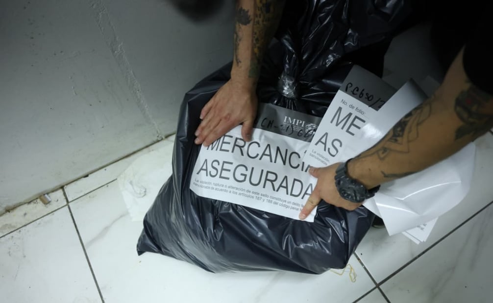 Aseguran mercancía deportiva pirata en operativo en Tepito previo al Mundial 2026. Foto: Luis Camacho / EL UNIVERSAL