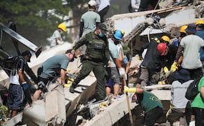 AME7690. CALI (COLOMBIA), 10/08/2026.- Personas trabajan en labores de rescate en una edificación colapsada por el terremoto de magnitud 7,4 que sacudió al país este lunes, en Cali (Colombia). EFE/ Ernesto Guzmán Jr
