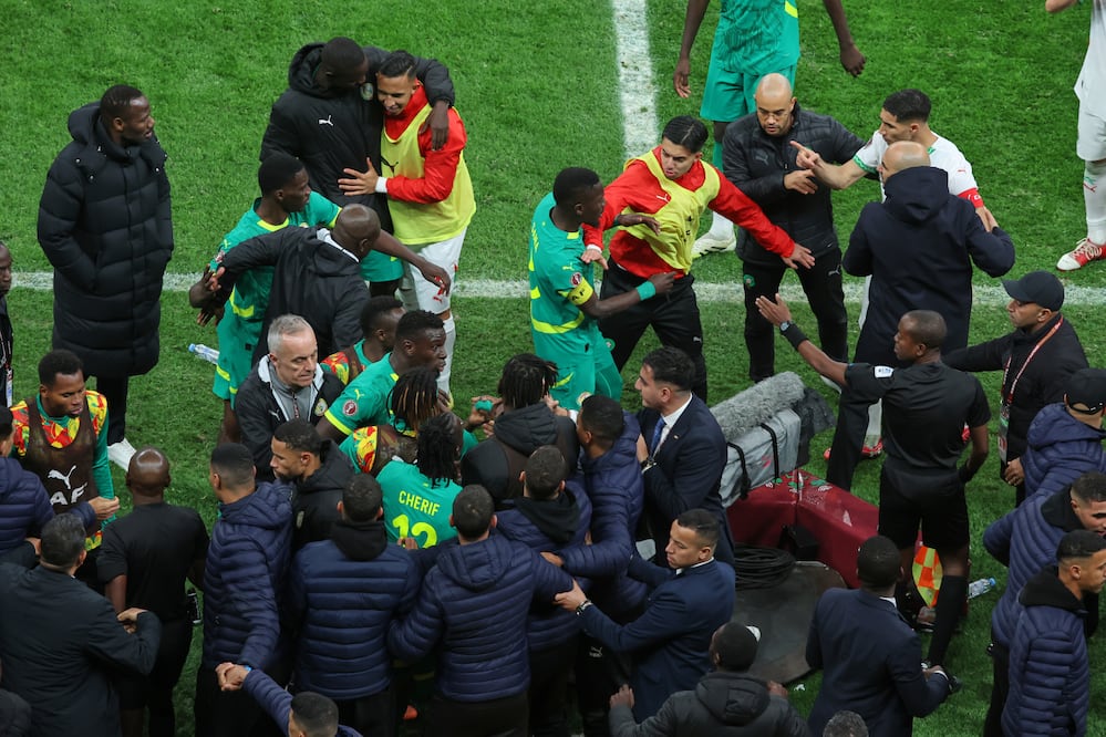 Senegal y Marruecos en conflicto, durante la final de la Copa Africana de Naciones - Foto: AP