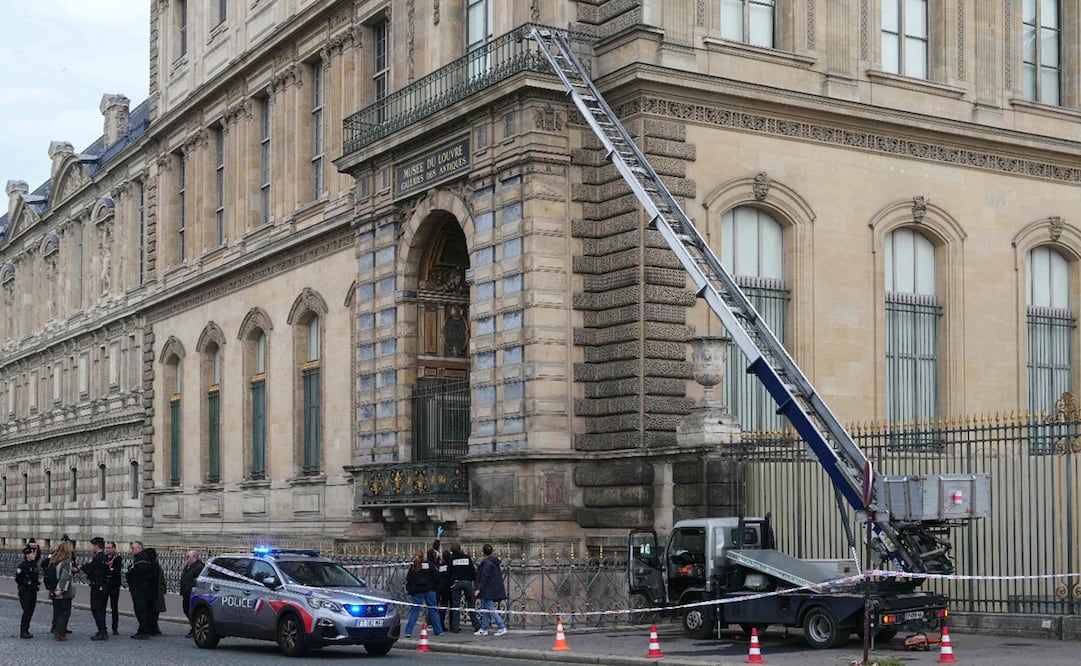 Agentes de la policía francesa junto a un montacargas utilizado por ladrones para entrar en el Museo del Louvre, París, el 19 de octubre de 2025. Foto: Archivo, Dimitar DILKOFF / AFP.