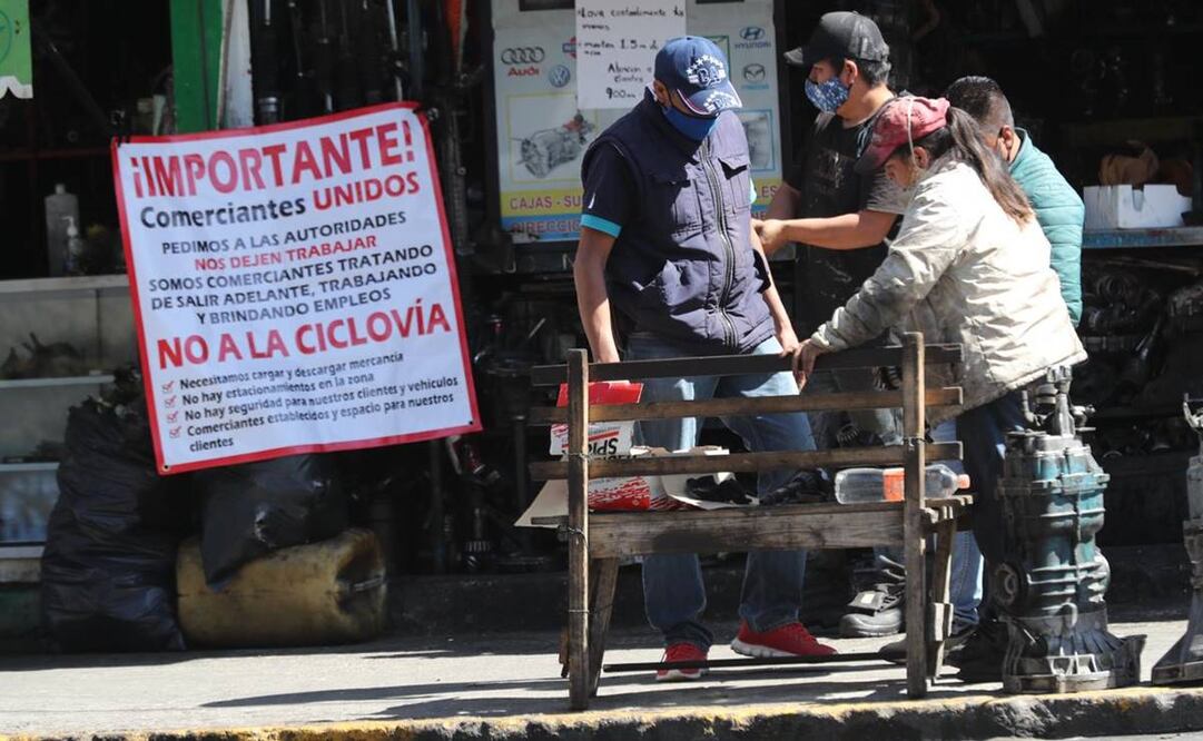 Los comerciantes colocaron mantas en la fachada de sus negocios exigiendo que sea retirada (Foto: Jorge Alvarado / EL UNIVERSAL)