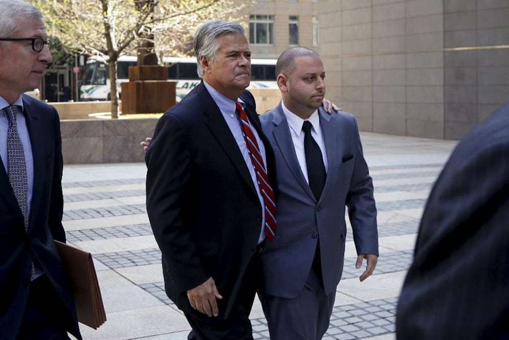 Dean Skelos, de 67 años, y su hijo Adam, de 32, se entregaron en las oficinas del FBI en Manhattan mientras el acta de instrucción de cargos en su contra era presentada en una corte federal ante la cual deberán presentarse en las próximas horas