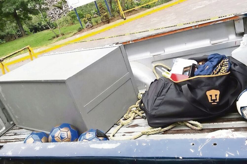 Los delincuentes dejaron en el lugar una camioneta en la que ya habían colocado varios trofeos, balones y playeras autografiadas por los jugadores (ESPECIAL)