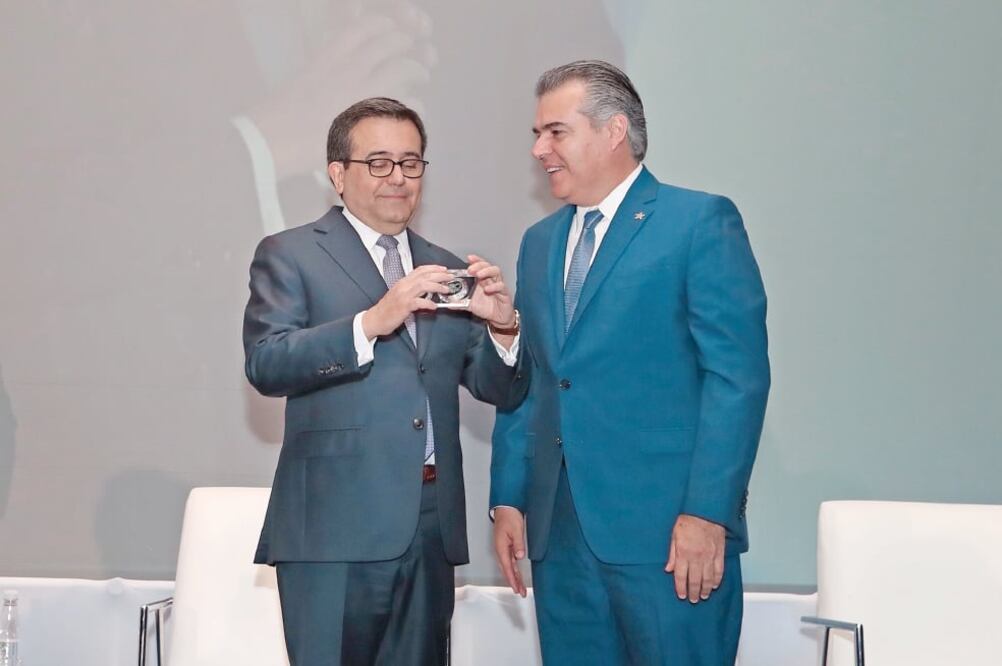 Ildefonso Guajardo, secretario de Economía, acompañado de Francisco Cervantes, presidente de la Concamin, en el festejo de 100 años del organismo. El funcionario aseguró que la renegociación del TLCAN favoreció a cuatro sectores. Foto: BERENICE FREGOSO.