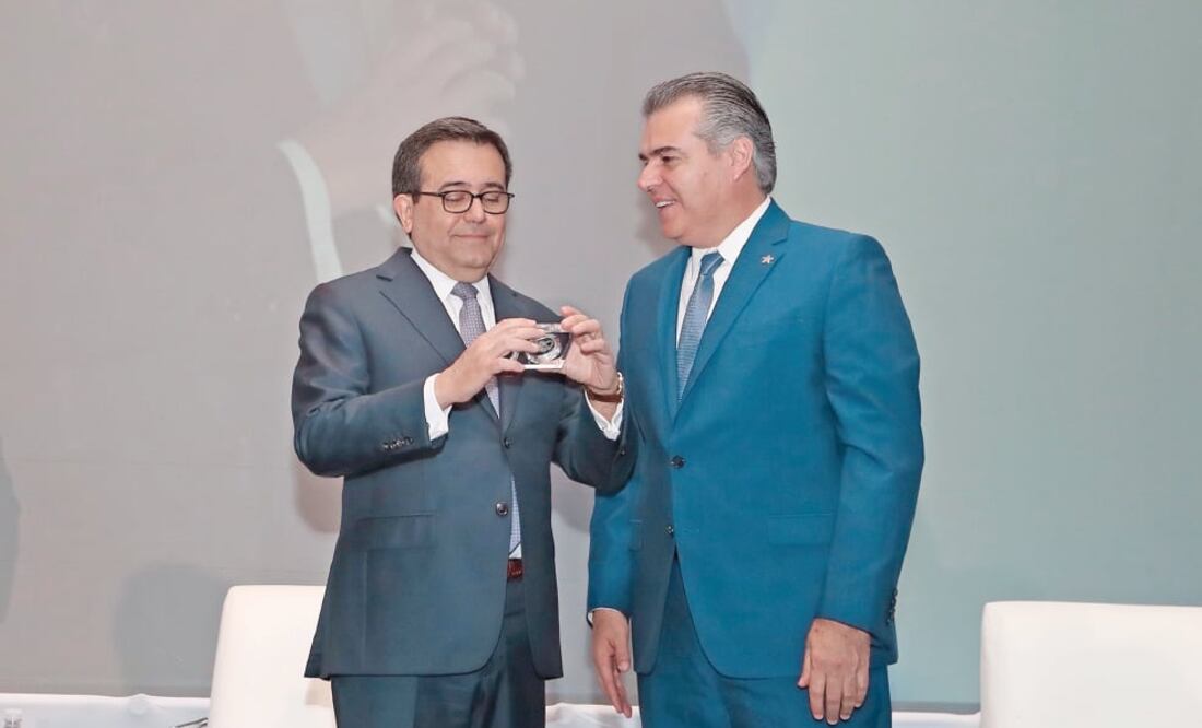 Ildefonso Guajardo, secretario de Economía, acompañado de Francisco Cervantes, presidente de la Concamin, en el festejo de 100 años del organismo. El funcionario aseguró que la renegociación del TLCAN favoreció a cuatro sectores. Foto: BERENICE FREGOSO.