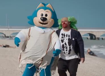 "Benito Bodoque" y Brozo sorprenden a Carlos Loret de Mola en la playa