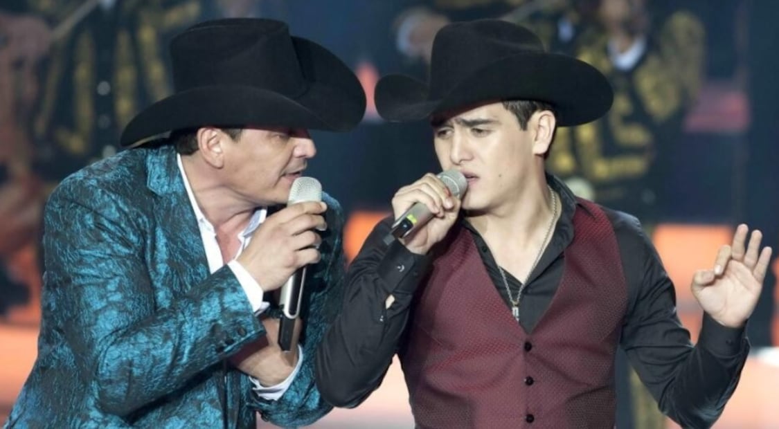 José Manuel Figueroa recuerda a su hermano Julián con esta fotografía en la que aparecen cantando juntos.
