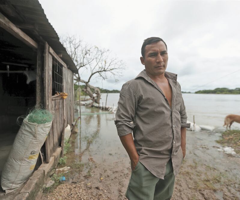 Lázaro Esquivel comparte que, hasta ahora, los tres niveles de gobierno sólo les han entregado una despensa que han tenido que racionar. FOTOS: GERMÁN ESPINOSA. EL UNIVERSAL