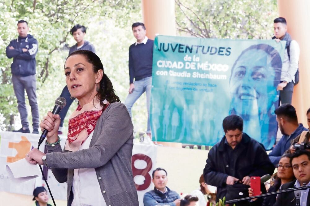 Cultura. La precandidata de Morena a la CDMX se reunió con jóvenes en el teatro al aire libre Juan Ruiz de Alarcón, en la colonia San Rafael. (BERENICE FREGOSO. EL UNIVERSAL)