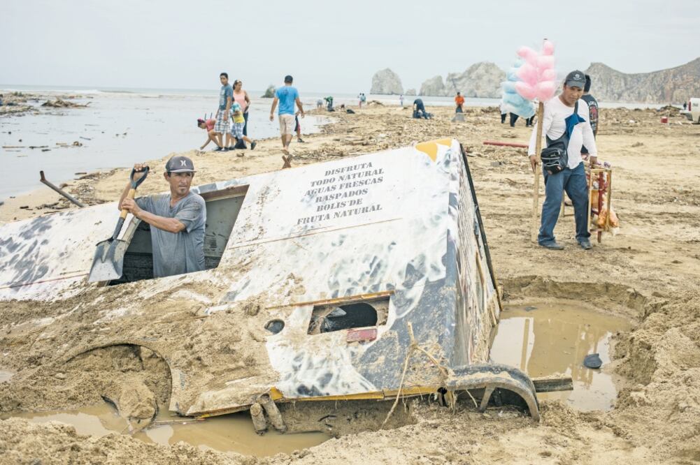 El problema más crítico en la entidad fueron los daños generados a la infraestructura de comunicaciones. El presidente Enrique Peña Nieto informó que la SCT está trabajando en su reconexión. (FERNANDO CASTILLO. MICPHOTOPRESS)