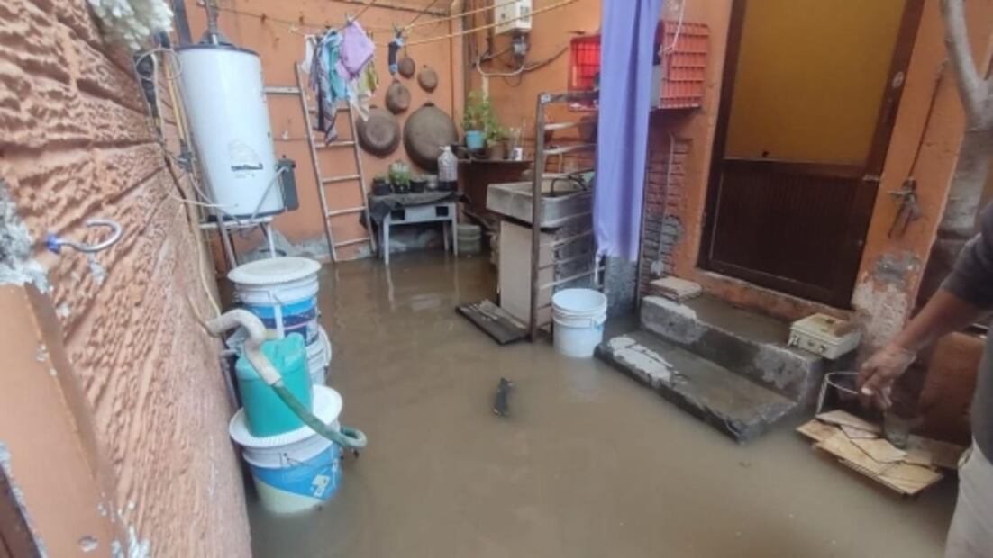 VIDEOS: Fuga de agua termina en inundación en Ecatepec