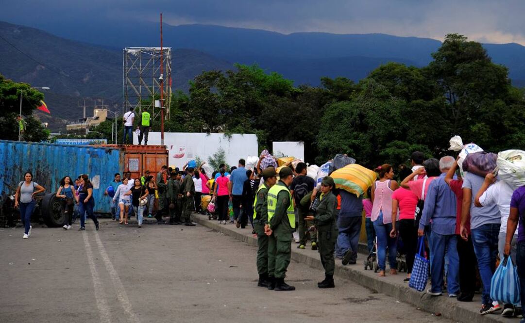 Personas en la frontera de Colombia y Venezuela (Foto: Reuters)