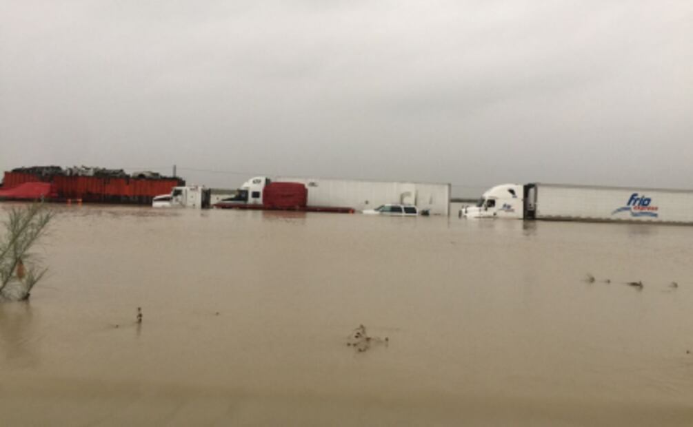 Cierran carretera y autopista de NL-Monterrey por inundaciones