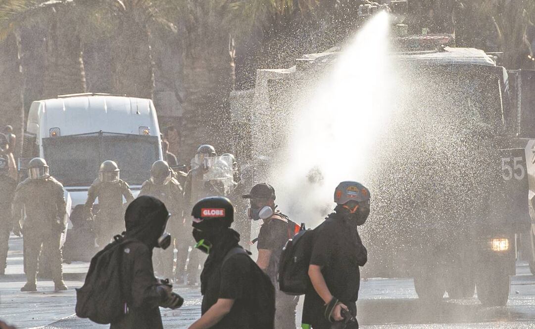 Una nueva jornada de protestas en Santiago estuvo protagonizada por disturbios entre la policía y parte de algunos manifestantes en la céntrica plaza Italia , epicentro de la revuelta en Chile desde hace un año. Foto: Martín Bernetti. AFP