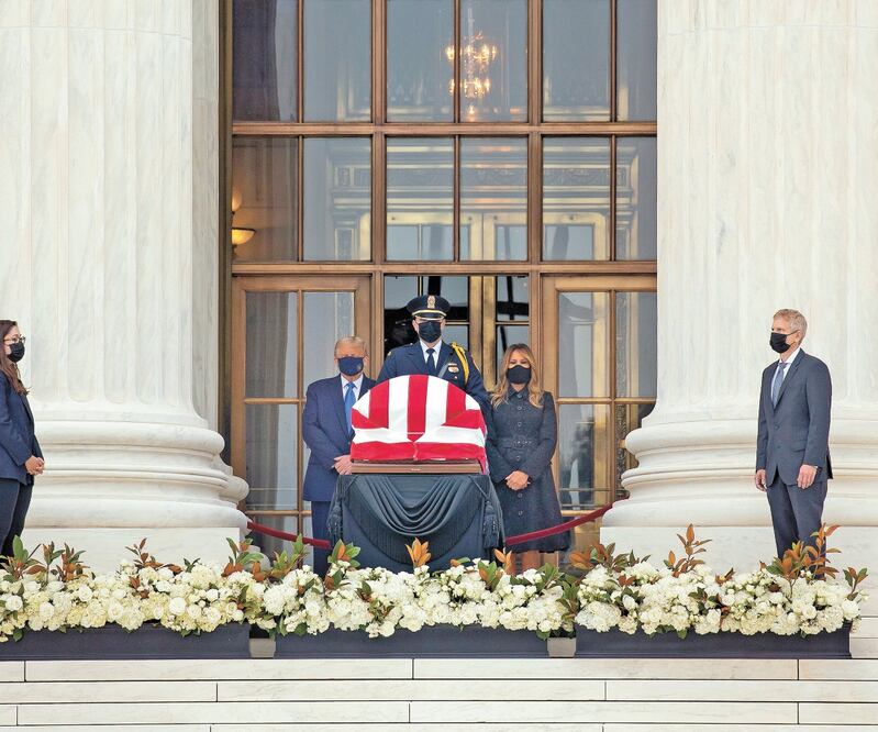El presidente Donald Trump y la primera dama, Melania, ayer en el homenaje a la jueza Ruth Bader Ginsburg. Foto: MICHAEL REYNOLDS. EFE