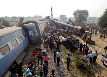 Al menos 96 muertos tras descarrilamiento en India