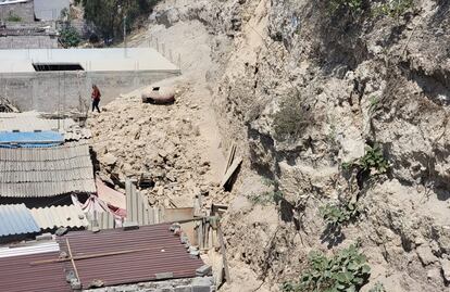 Desalojan viviendas tras deslizamiento de cerro en Chimalhuacán; no hay lesionados