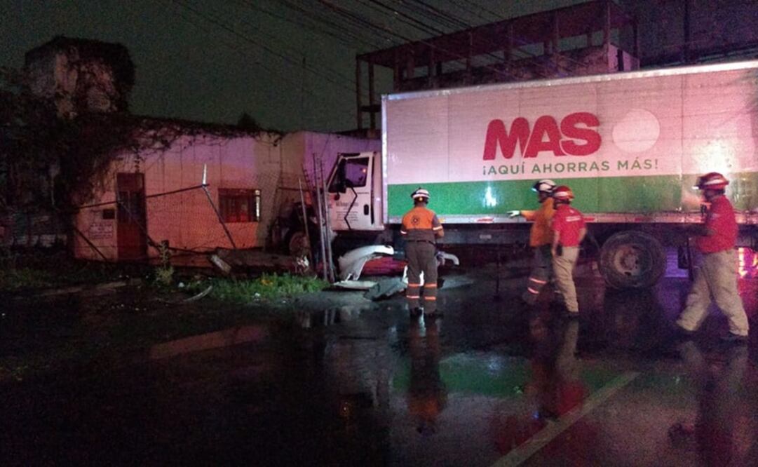 Un camión derrapó por la humedad al circular por avenida Revolución. Foto: Especial