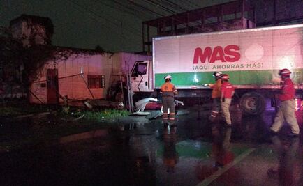 Lluvia e inundaciones provocan caos vial en NL