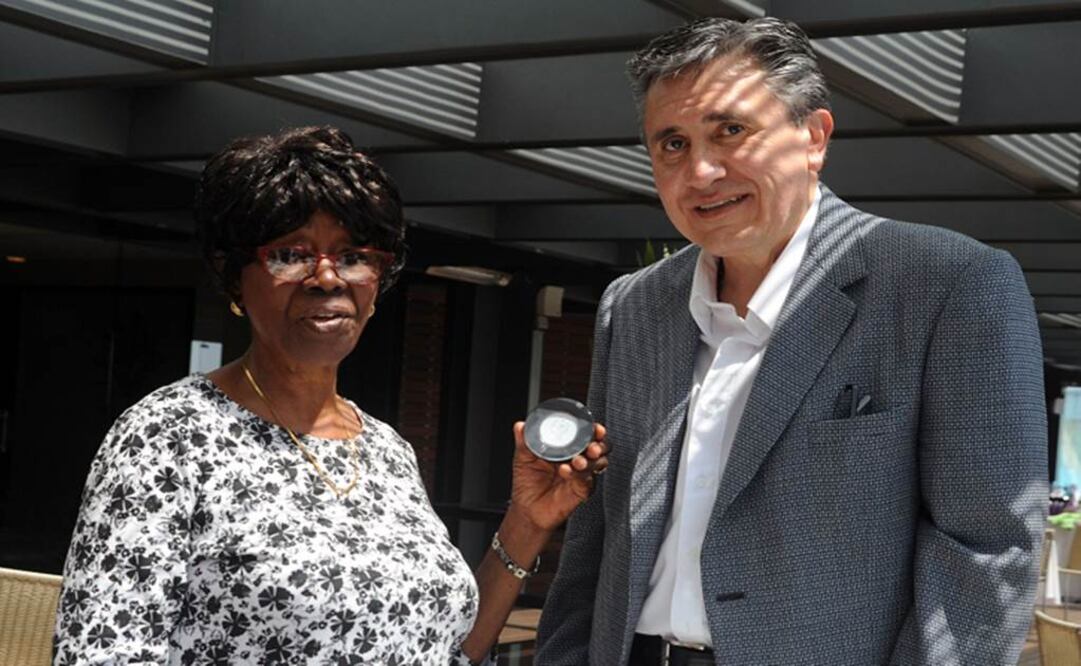 Luis Raúl González, presidente de la CNDH, y la defensora de la mujer en África, Olayinka Aina Koso-Thomas. (Foto: CNDH)