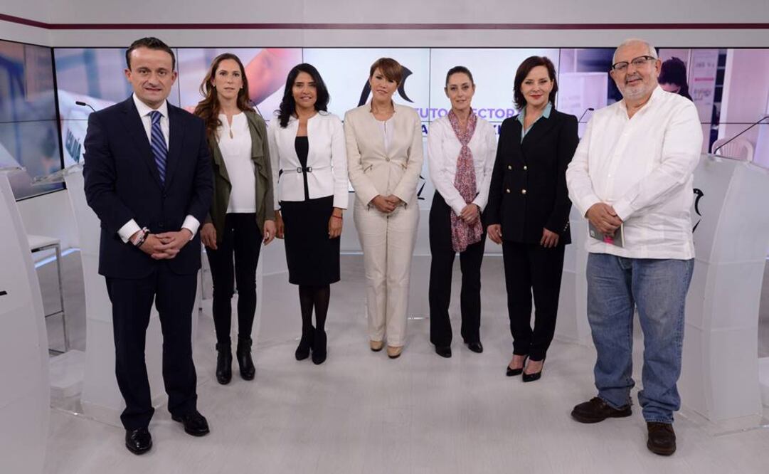 En la foto: Mikel Arriola, Mariana Boy, Alejandra Barrales, Lorena Osornio, Claudia Sheinbaum, Purificación Carpinteyro y Marco Rascón, candidatos a la jefatura de Gobierno de la Ciudad de México