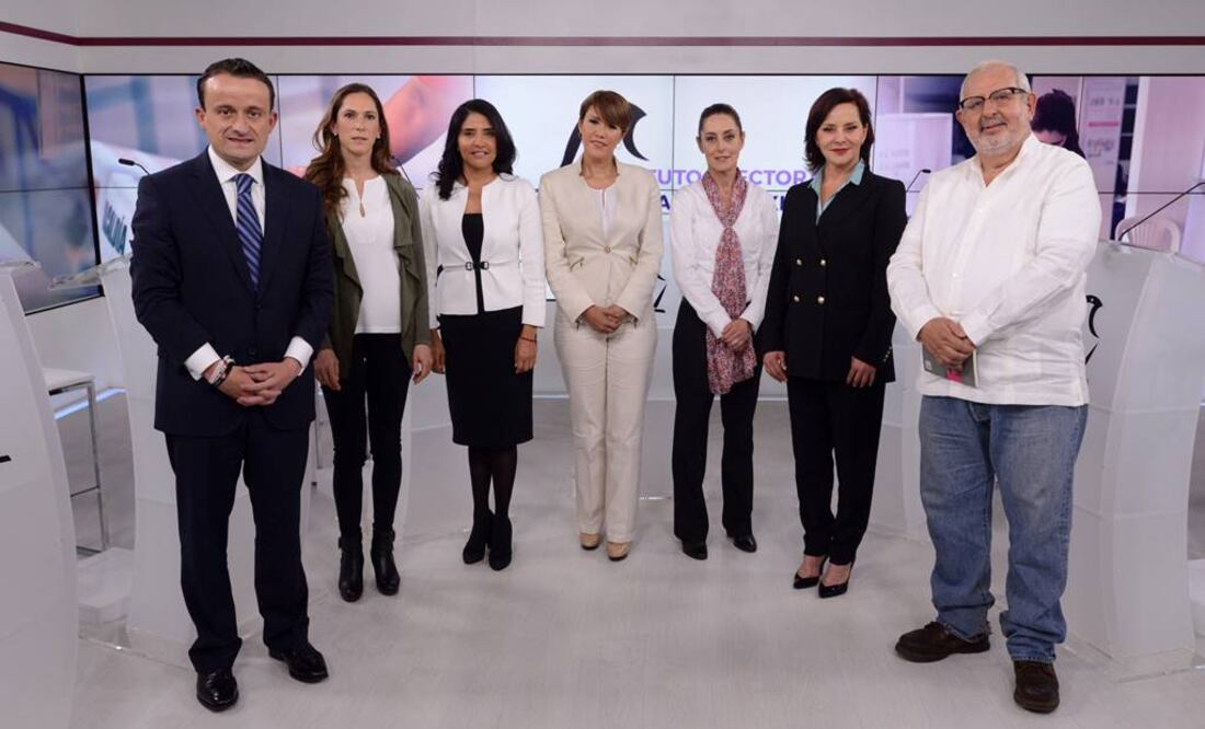 En la foto: Mikel Arriola, Mariana Boy, Alejandra Barrales, Lorena Osornio, Claudia Sheinbaum, Purificación Carpinteyro y Marco Rascón, candidatos a la jefatura de Gobierno de la Ciudad de México