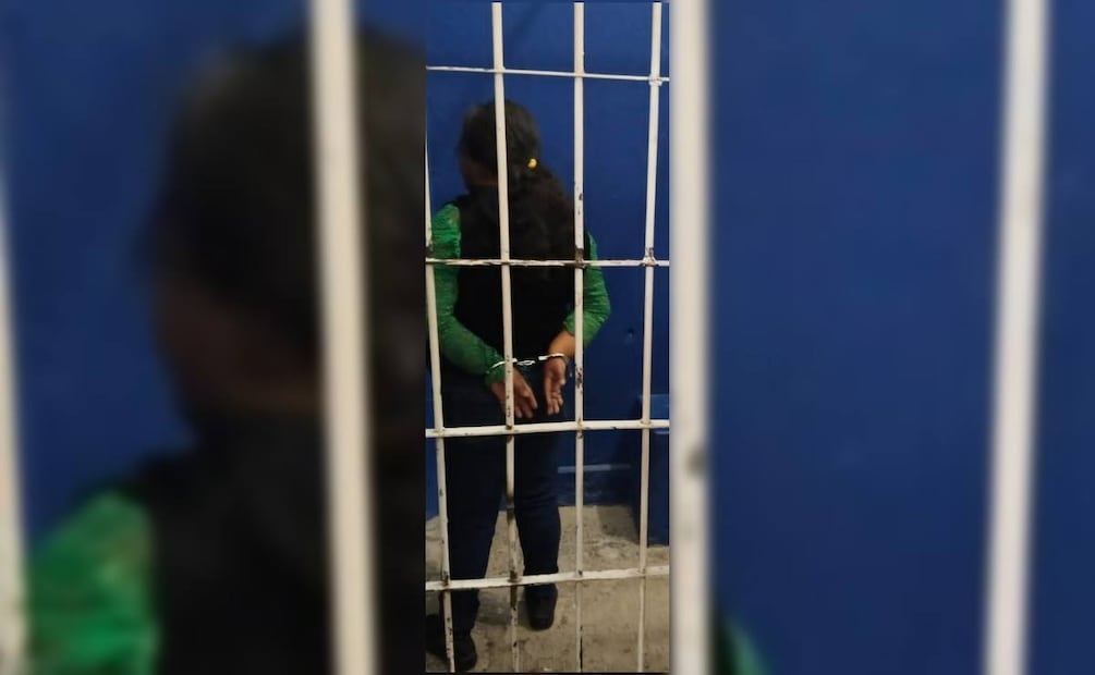 Octavia fue esposada y con la nariz ensangrentada fue llevada a la cárcel municipal de Tlaxiaco, este miércoles 01 de abril. Foto: Captura de video