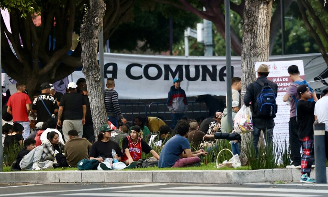 Fumadores de marihuana se instalaron en su nueva sede para el consumo lúdico en la Glorieta Simón Bolívar, en la Ciudad de México, el 4 de agosto de 2025. Foto: Valente Rosas/EL UNIVERSAL