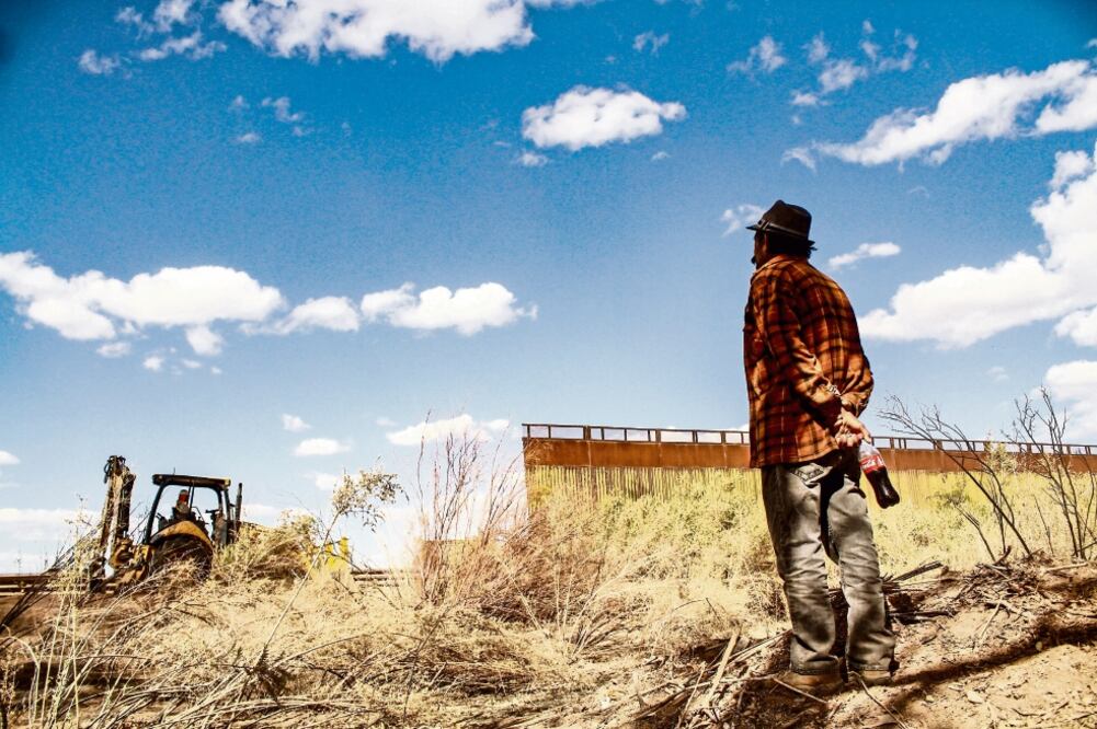 Los terrenos del lado mexicano donde iniciaron las excavaciones están semiescondidos entre eucaliptos y palmeras, con casas desperdigadas entre la tierra. Foto: JOEBETH TERRÍQUEZ. EL UNIVERSAL 