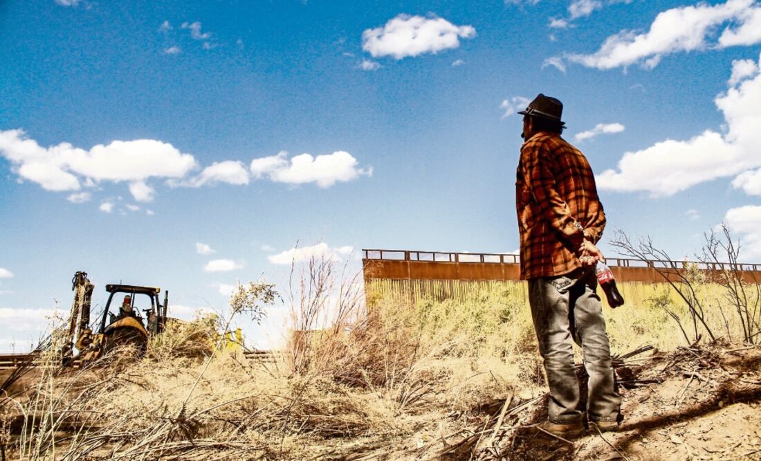 Los terrenos del lado mexicano donde iniciaron las excavaciones están semiescondidos entre eucaliptos y palmeras, con casas desperdigadas entre la tierra. Foto: JOEBETH TERRÍQUEZ. EL UNIVERSAL