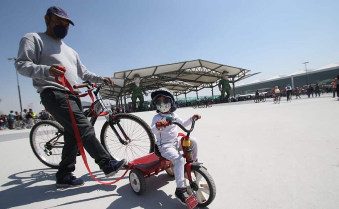 Ciclistas y paseantes recorrieron las instalaciones del nuevo aeropuerto Foto: Carlos Mejía/ EL UNIVERSAL