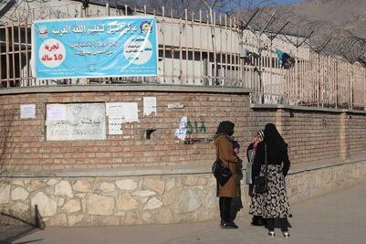 Talibanes dicen que determinarán pronto si las mujeres pueden volver a las aulas en marzo