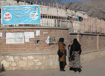 Talibanes dicen que determinarán pronto si las mujeres pueden volver a las aulas en marzo