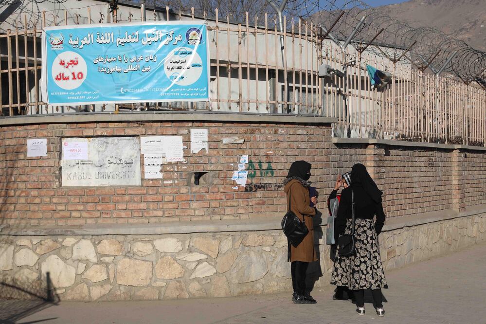 Mujeres afuera de la Universidad de Kabul FOTO: EFE