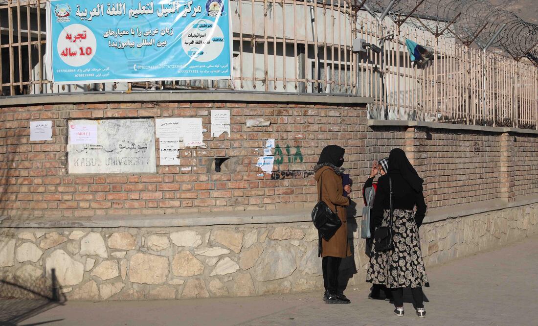 Mujeres afuera de la Universidad de Kabul FOTO: EFE