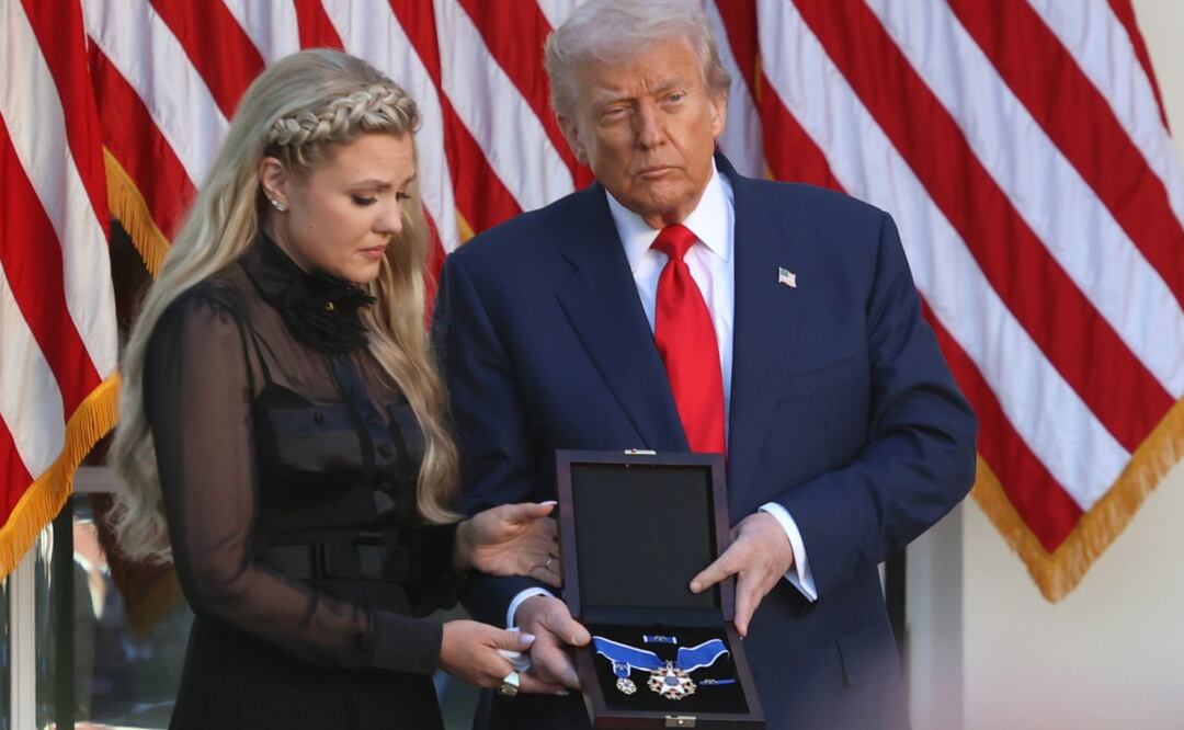 Washington (Estados Unidos), 15/10/2025.- El presidente estadounidense Donald J. Trump (derecha) preside una ceremonia de entrega de la Medalla de la Libertad en honor al fallecido Charlie Kirk junto a su esposa Erika Kirk en el Jardín de las Rosas de la Casa Blanca en Washington, DC, EE. UU., el 14 de octubre de 2025. El activista conservador Charlie Kirk fue asesinado el mes pasado durante un acto en la Universidad del Valle de Utah. Foto: EFE/Alex Wroblewski