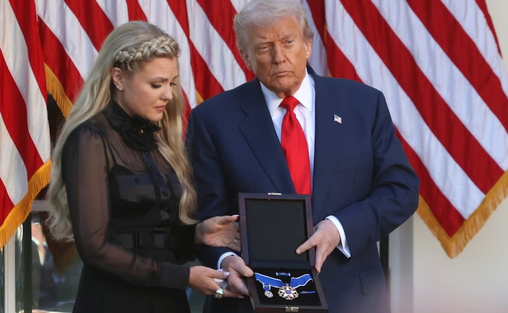 Washington (Estados Unidos), 15/10/2025.- El presidente estadounidense Donald J. Trump (derecha) preside una ceremonia de entrega de la Medalla de la Libertad en honor al fallecido Charlie Kirk junto a su esposa Erika Kirk en el Jardín de las Rosas de la Casa Blanca en Washington, DC, EE. UU., el 14 de octubre de 2025. El activista conservador Charlie Kirk fue asesinado el mes pasado durante un acto en la Universidad del Valle de Utah. Foto: EFE/Alex Wroblewski