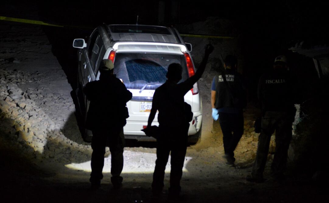 La camioneta fue abandonada en la entrada de las caballerizas del cuartel de la Policía Estatal de Chilpancingo. (Foto: EFE)