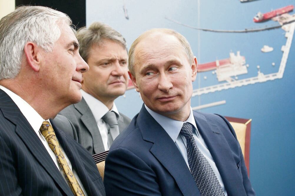 En esta imagen de 2012 difundida ayer, el directivo de ExxonMobil, Rex Tillerso n , con el presidente Putin (der.), tras la firma de acuerdos con Rosneft, en Rusia (EFE)
