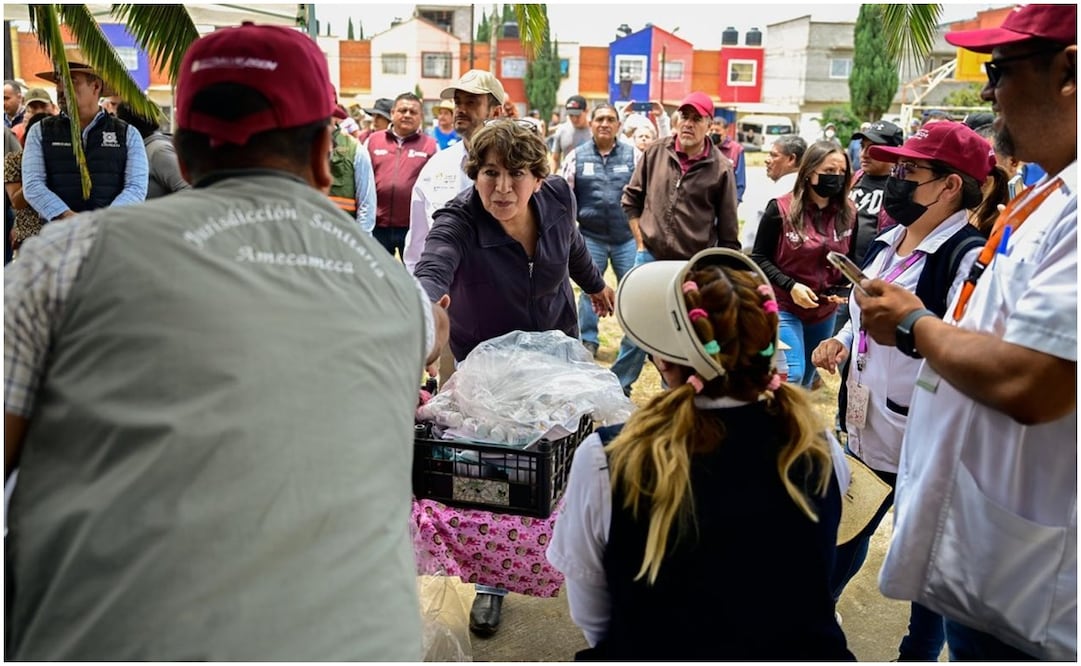 La maestra Delfina Gómez Álvarez durante el fin de semana recorrió las zonas afectadas; acudió al municipio de Chalco donde diálogo con las y los mexiquenses . Foto: Especial