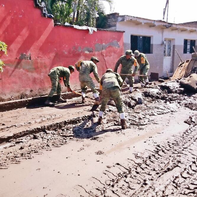 Elementos del Ejército continúan aplicando el Plan DN-III-E en la “fase de recuperación”, con labores de limpieza en Tuxpan. Foto: CORTESÍA SEDENA