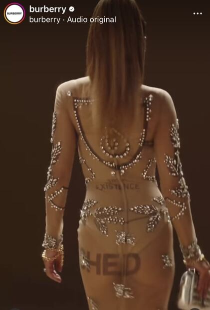 Shakira luce vestido transparente y deja ver su ropa interior