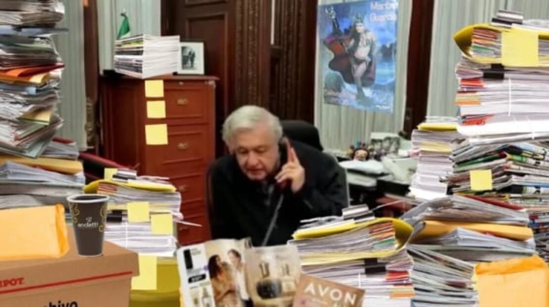 ¿Quién es Laurita, la asistente de AMLO que tiene un taladro en su escritorio?  