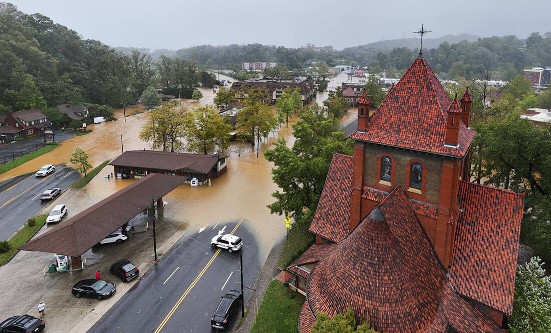 Inundaciones provocadas por la tormenta que comenzó como huracán Helene cubriendo calles en Asheville, Carolina del Norte. Foto: EFE